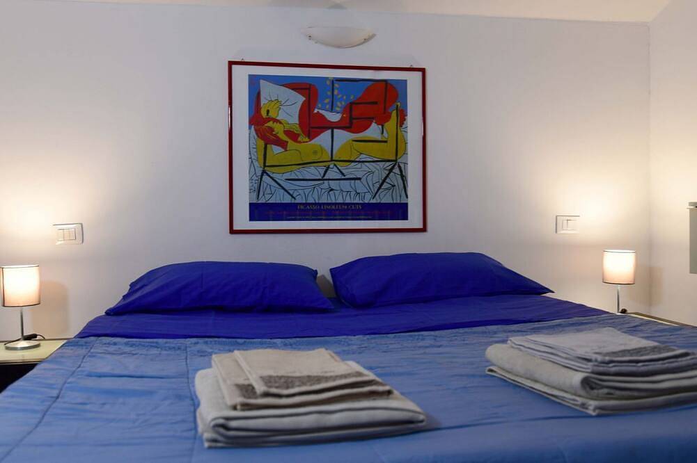 Ganze Wohnung, Charming 38 sqm studio, for 3 people, located on the 2nd floor (attic) of a renovated period building from the 16th century (access only permitted via lift).The property is located in the heart of the historic center of Ravenna (in the restricted traffic in Ravenna, Ravenna Provinz