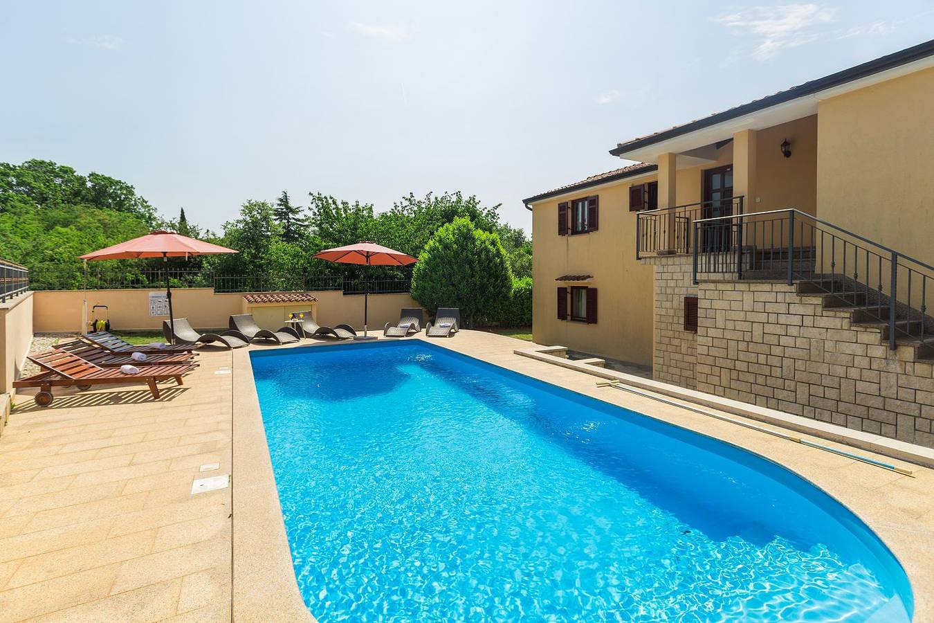 Ganze Wohnung, Traumhaftes Apartment nur 250 Meter zum Strand mit Meerblick, Pool, Grillbereich, Privatparkplatz in Cervar, Porec und Umgebung