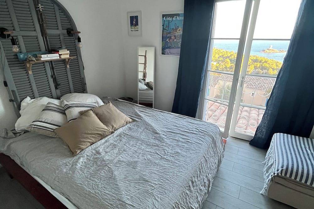 Villa, golden island view, a stone's throw from the beach. Breathtaking view! in Le Dramont, Saint-Raphaël