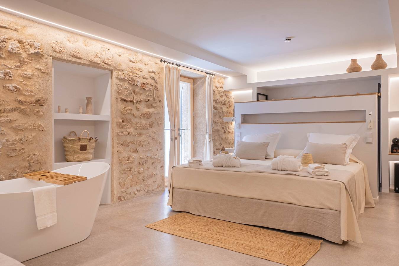 Room '101 - Junior Suite' with Mountain View, Wi-Fi and Air Conditioning in Capdepera, East Majorca
