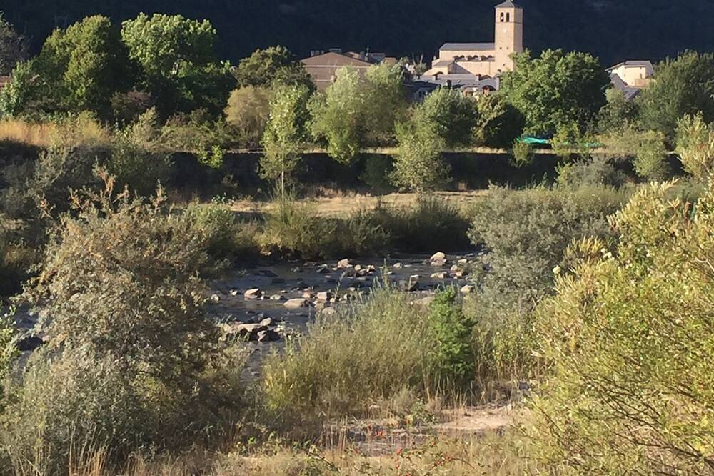 Lodging for one room (two beds) with private bathroom in Sabiñánigo, Spanische Pyrenäen