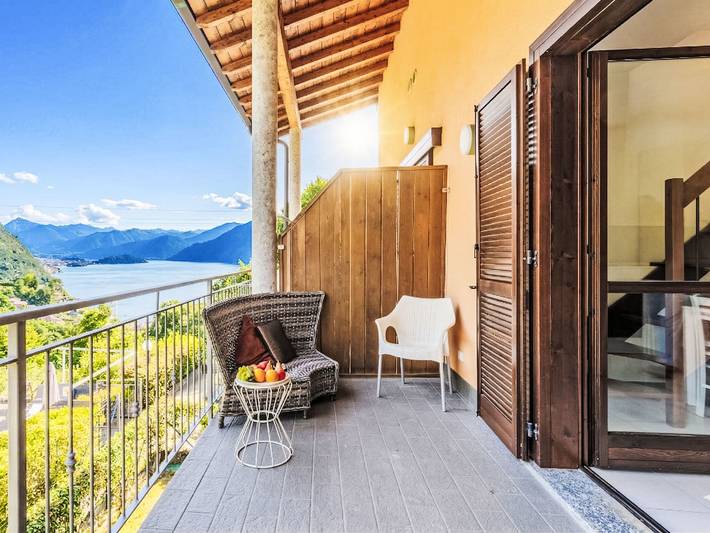 Ferienwohnung für 4 Personen, mit Balkon und Seeblick sowie Garten