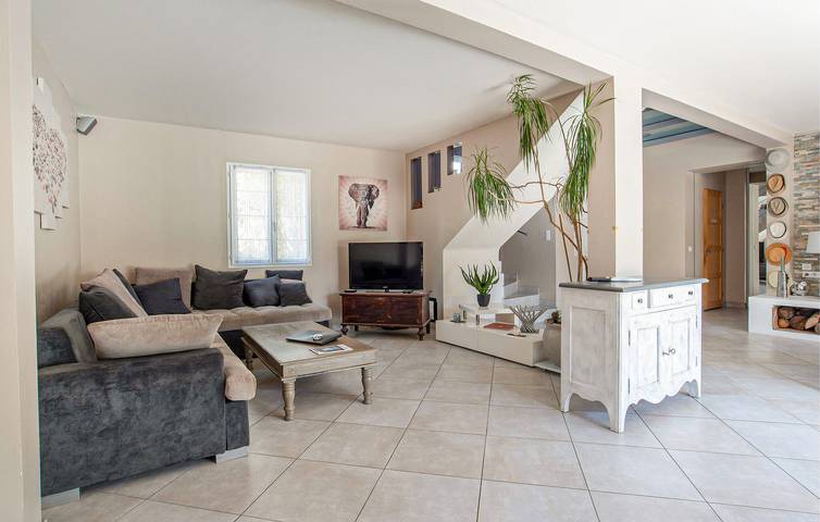 Location de vacances pour 9 personnes, avec piscine ainsi que terrasse et jardin à Montauroux - 3