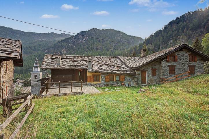 Holiday Home 'Le Rascard De Chardonney' with Garden, Mountain View and Ski-in/Ski-out Access in Chardonney (Champorcher), Comune di Champorcher