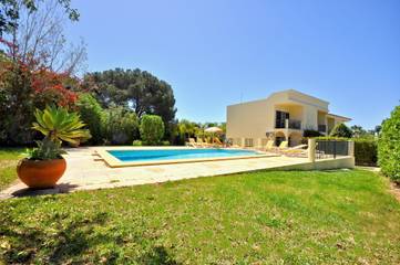 Villa for 8 People in Quarteira, Faro District, Photo 1