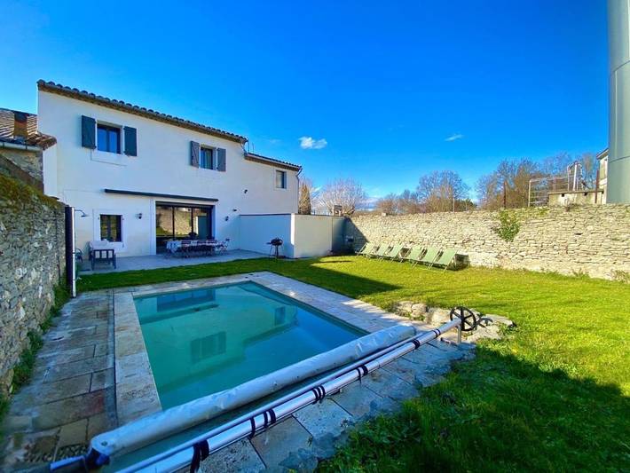 Villa pour 8 personnes, avec piscine ainsi que terrasse et jardin