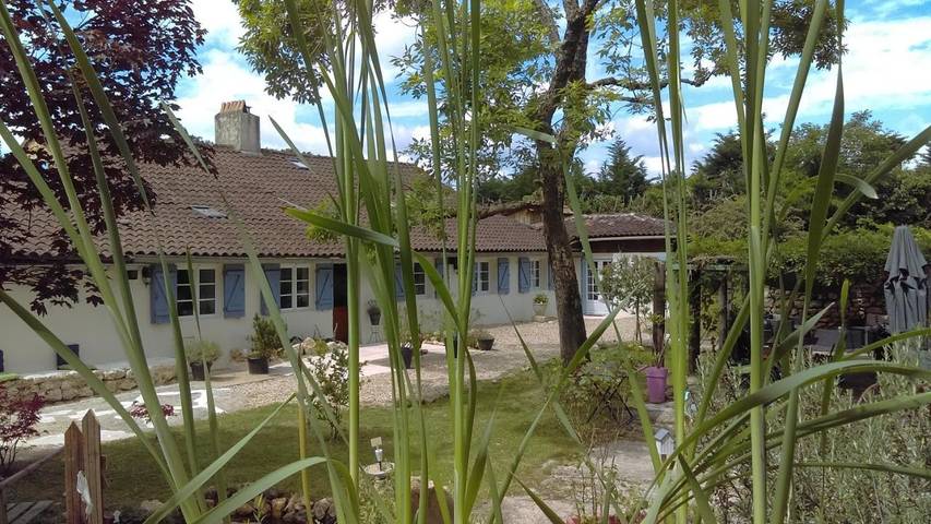 Chambre d’hôte pour 2 personnes, avec vue ainsi que piscine et jardin à Douville