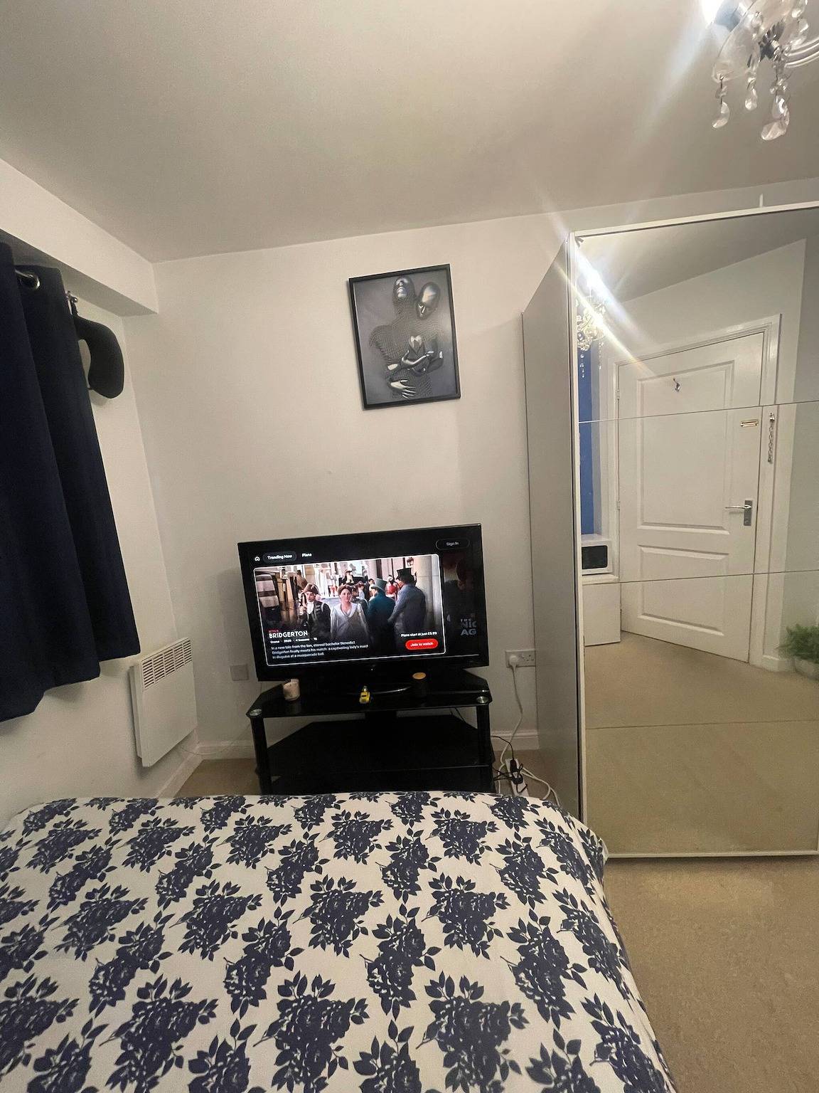 Habitación Urban Blue con baño privado, Netflix, Wifi rápido y estacionamiento gratuito in Wolverhampton, Birmingham y alrededores