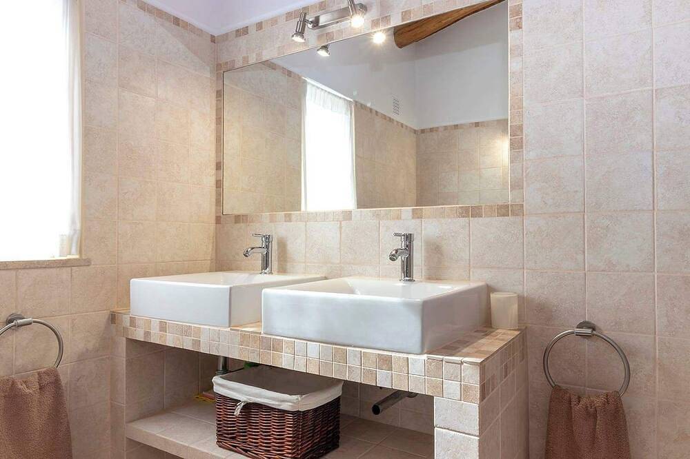 Villa Diane, Luxe Cottage, uitzicht op de oceaan, 2 slaapkamers, 4 Slaapplaatsen, Air-con, Bbq & zwembad in Lagoa, Faro District