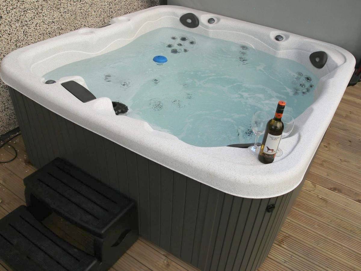 Swyn y Mor beach close Pet friendly hot tub in Barmouth, Snowdonia