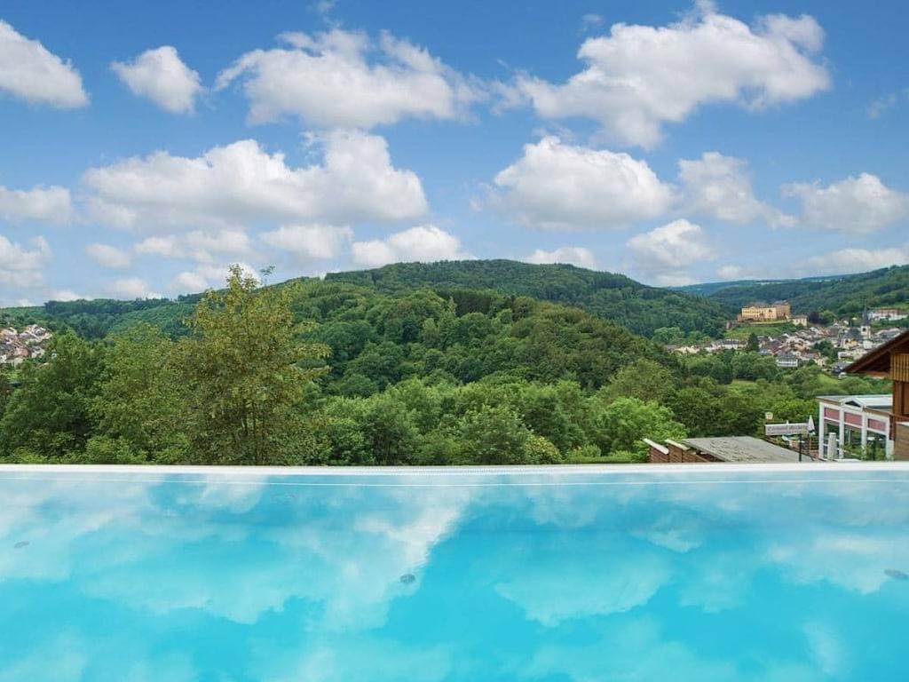 Ferienhaus in Malberg mit Schwimmbecken in Malberg, Eifelkreis Bitburg-Prüm