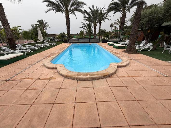 Location de vacances pour 21 personnes, avec Terrasse et Jardin ainsi que Piscine et Vue dans La Marina