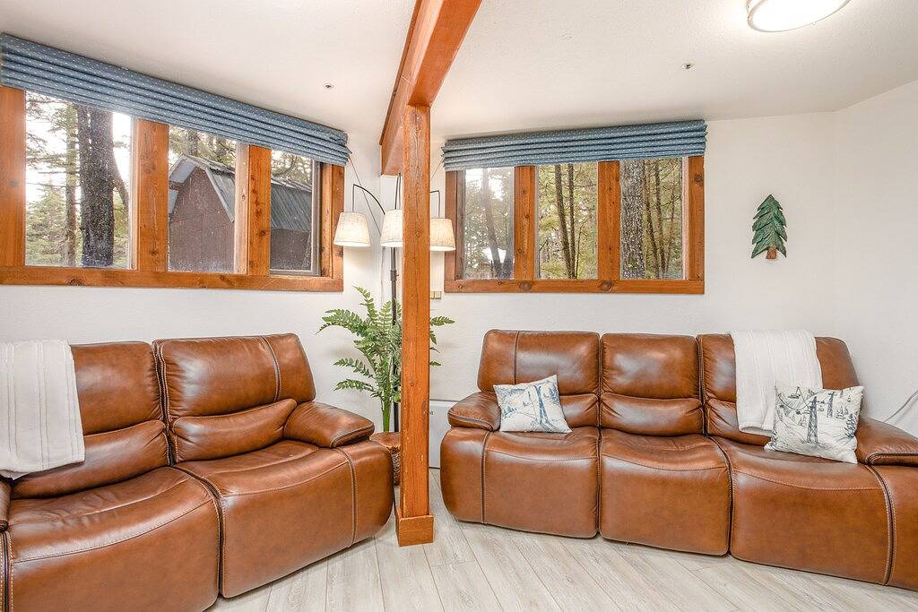 Gorgeous cabin-style home huge private hot tub, beautiful deck & fireplace in Girdwood, Anchorage