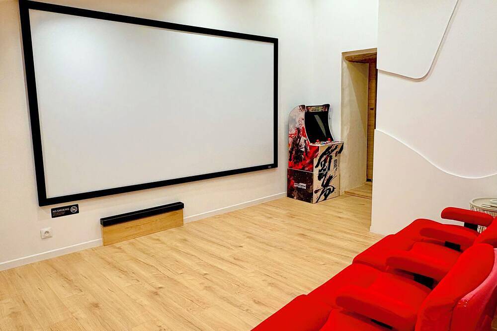 Entire apartment, Cinema Lune in Montfrin, Nimes region