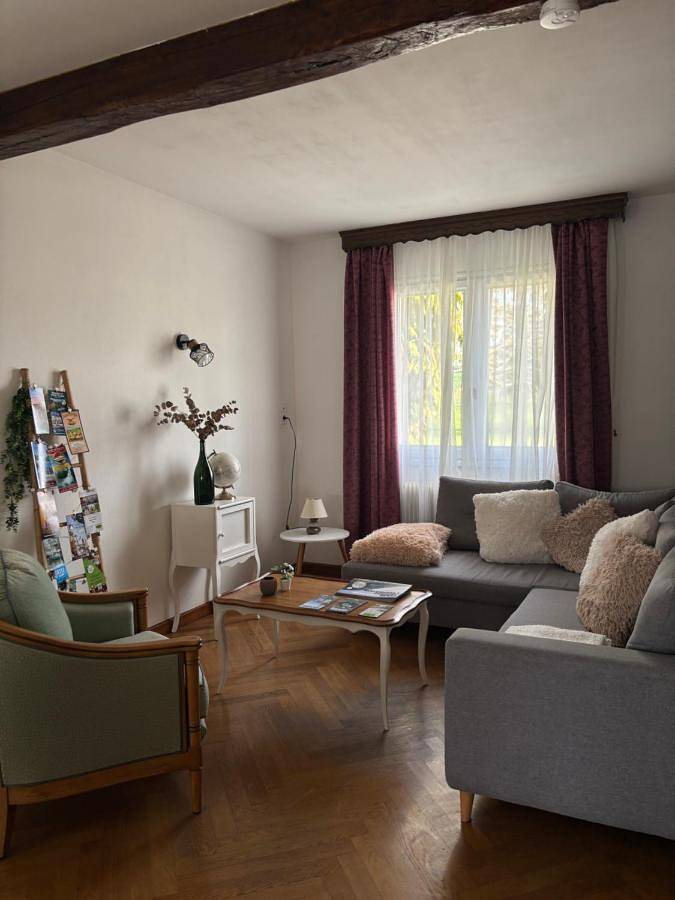 Gîte pour 2 personnes, avec terrasse à Lanans