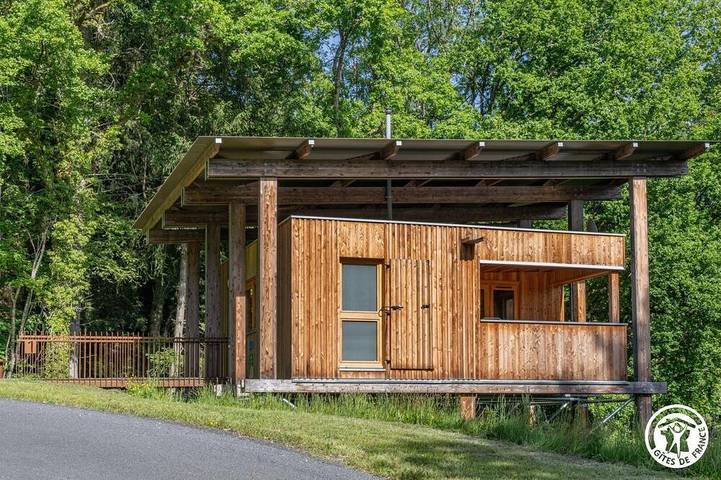 Gîte pour 6 personnes, avec balcon, animaux acceptés à Larodde