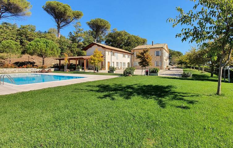 Location de vacances pour 25 personnes, avec piscine et jardin, animaux acceptés dans Molise - 2