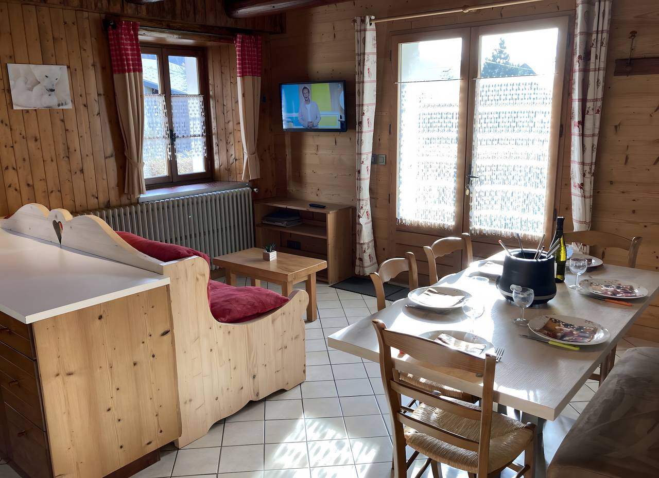 Apartamento entero, Apartamento 'Montcharvin' con vistas a la montaña, terraza privada y Wi-Fi in Praz-sur-Arly, Pays du Mont-Blanc