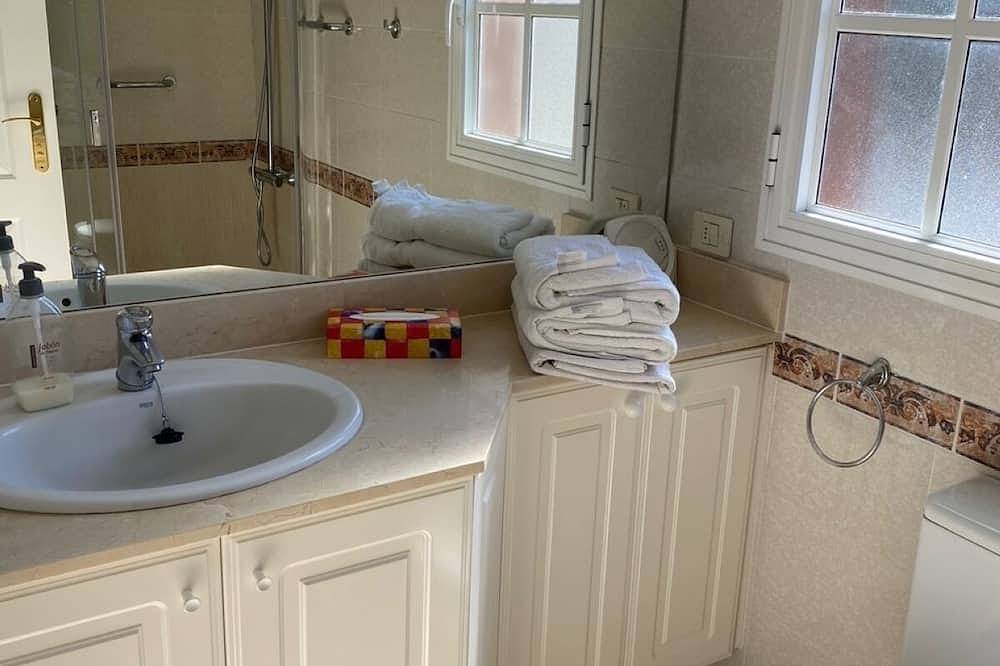 Appartement entier, 3 room apartment with fantastic views over the Atlantic and Teide in Playa Jardin, Puerto de la Cruz