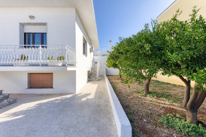 Apartamento entero, Apartamento 'Villetta Municipio - Salento' con terraza privada, Wi-Fi y aire acondicionado in Castrignano del Capo, Golfo de Tarento