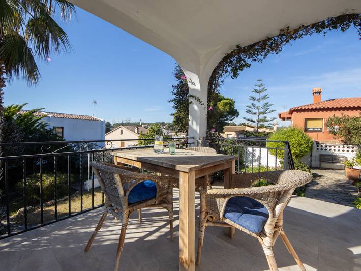 Apartamento para 3 personas, con Balcón además de Terraza y Jardín en Creixell