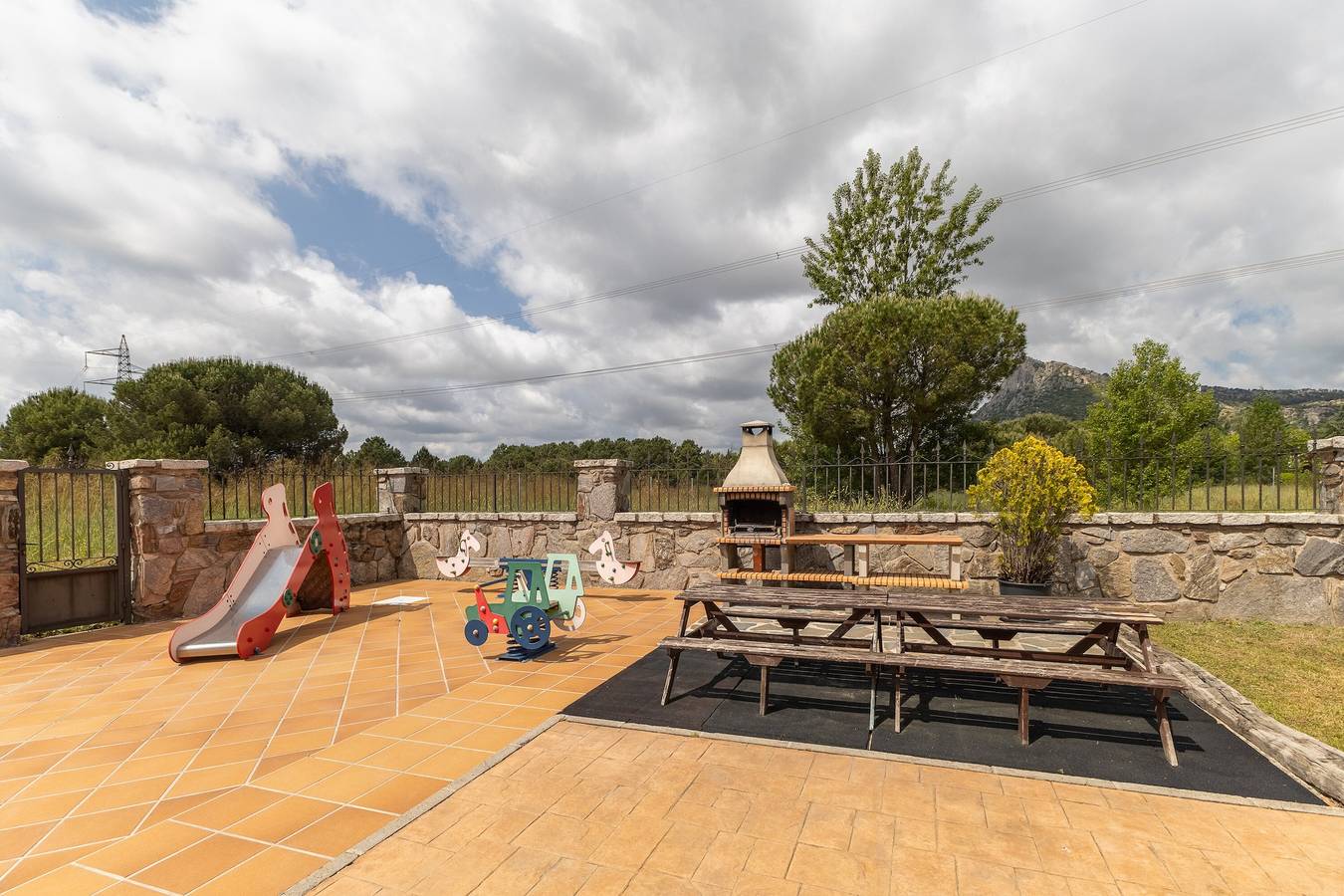 Maison rurale Sierra Norte Madrid avec piscine privée et vue sur la montagne in El Berrueco, Communaute de Madrid