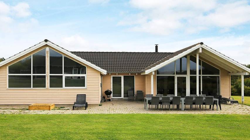 Ferienhaus für 17 Personen, mit Sauna und Pool sowie Terrasse und Whirlpool in Tisvilde