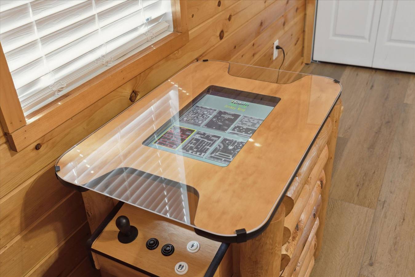 Entire apartment, Romantic Cabin w/Jacuzzi, Hot Tub & Fireplace in Sevier County