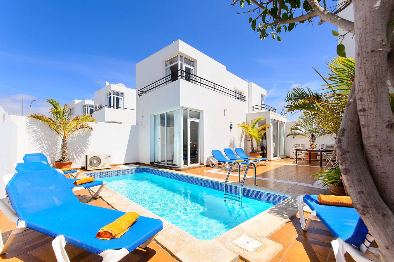 Puerto del Carmen Wunderschöne Ferienhaus mit beheiztem Pool, privater Terrasse und toller Lage in Puerto del Carmen, Tías