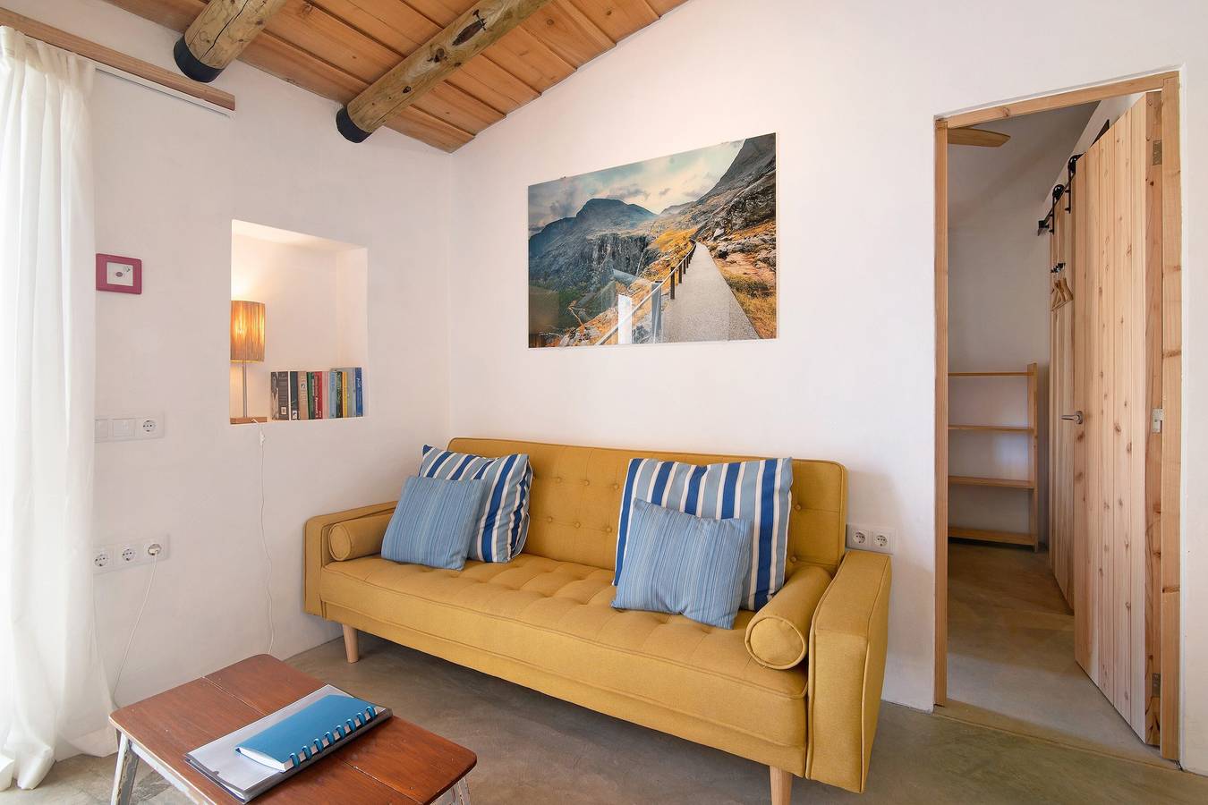 Casa vacanze 'Casa Frango' con vista sulle montagne, piscina condivisa, giardino e Wi-Fi in Moncarapacho, Parque Natural da Ria Formosa