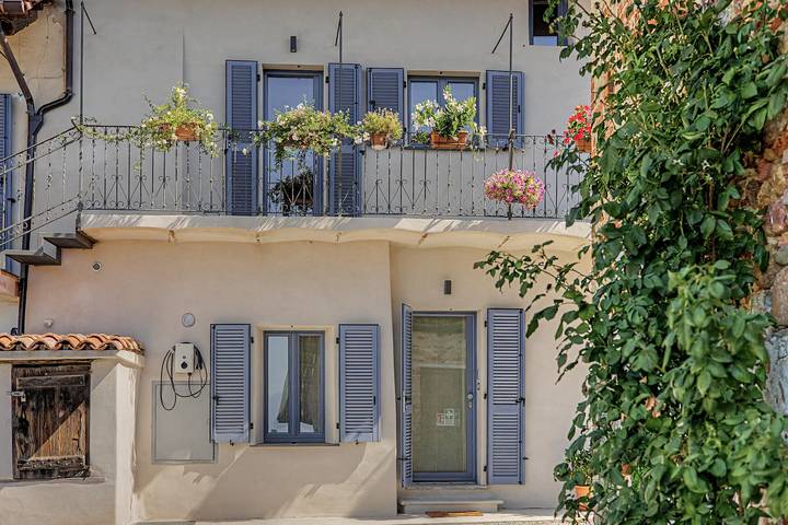 Appartamento intero, Appartamento accessibile "Terre", a due passi dal giardino, con Wi-Fi e aria condizionata. in Dogliani, Langhe