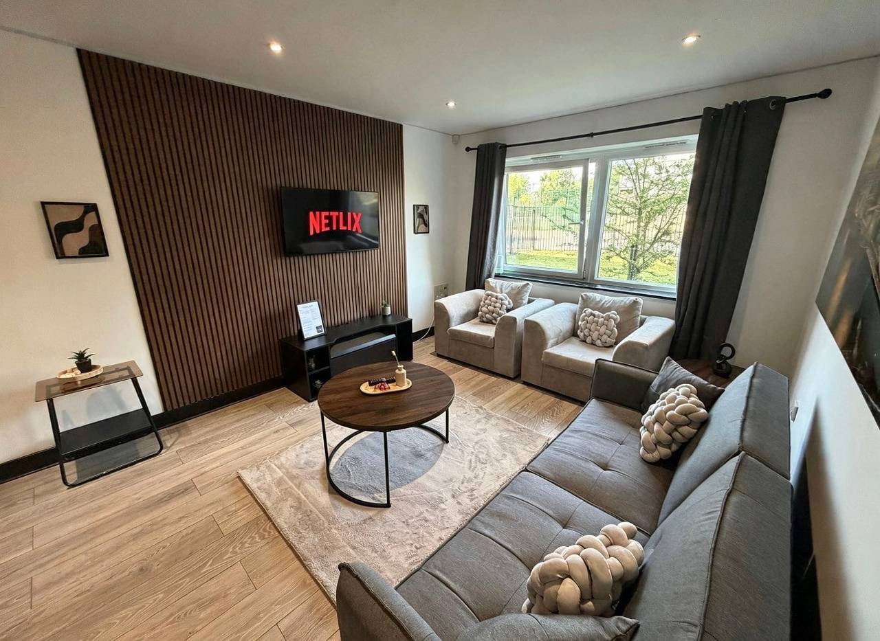 Ganze Ferienwohnung, Oak & Noir 2 Bed 2 Bath Wifi Free Parking Near Uni in Manchester, Greater Manchester