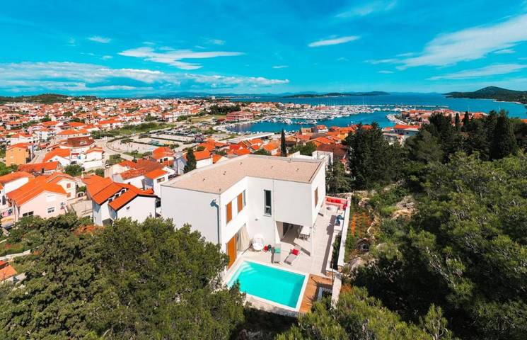 Villa pour 10 personnes, avec piscine et vue ainsi que jardin et sauna à Tribunj