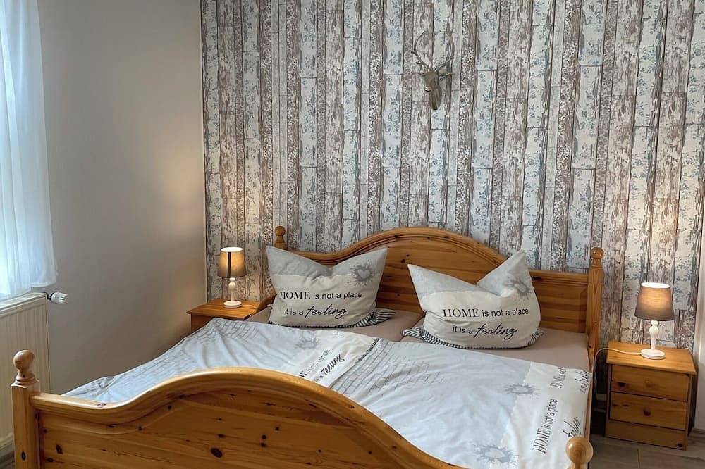 Geheel appartement, Vacation apartment, country house kitchen, directly at the park \"Fuchsgrund\" in Hohenstein-Ernstthal, Chemnitz (region)