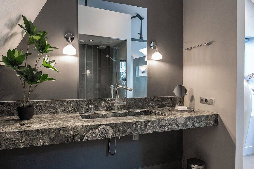 Ganze Wohnung, Genießen Sie einen entspannten Aufenthalt in unserer stilvollen Luxus-Suite in einer restaurierten alten Weberei in Oss. Ideal für Geschäfts- und Urlaubsreisende, mit Komfort und industriellem Charme. in Oss, Nordbrabant