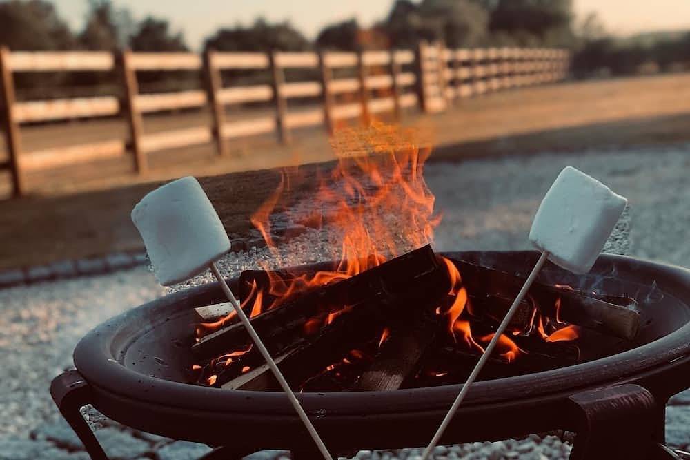Luxury Lodge retreat with hot tub in Warwickshire