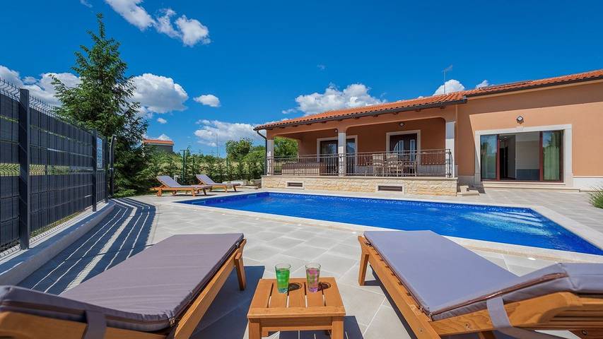 Location de vacances pour 6 personnes, avec piscine et jacuzzi ainsi que sauna et jardin, animaux acceptés à Tinjan - 2