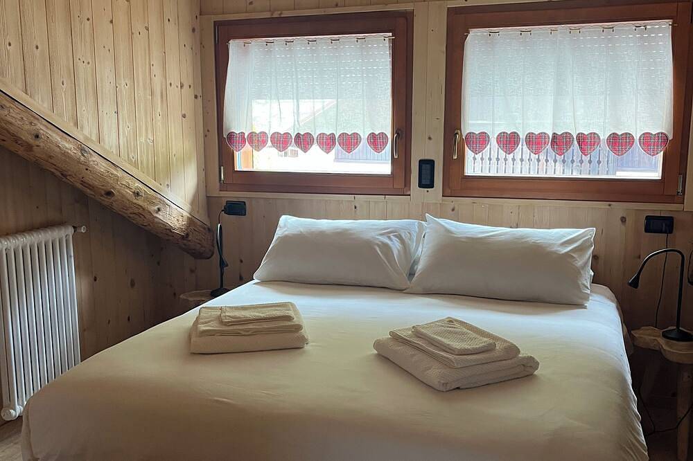 Entire apartment, Gorgeous wooden attic room with wonderful view of Lake Auronzo in Auronzo di Cadore, Sexten Dolomites