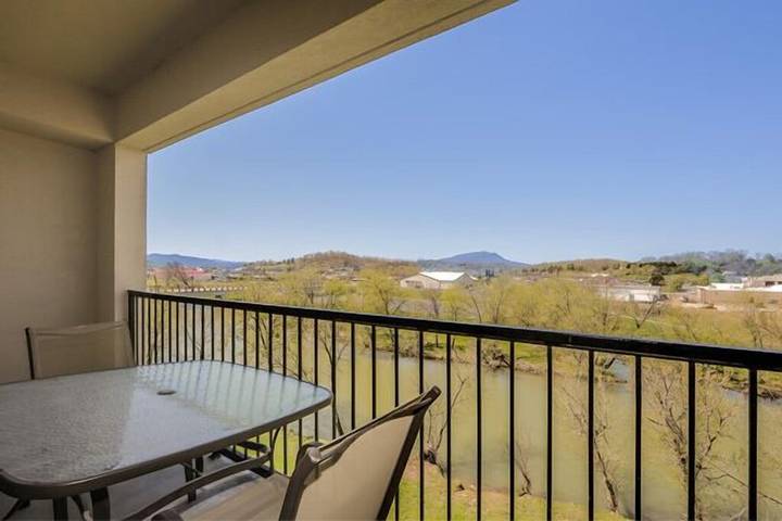 Vacation rental for 6 people, with hot tub and pool as well as balcony in Sevierville