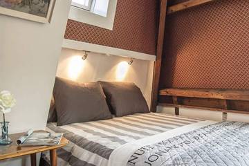 Vacation Rental for 4 Guests in Amsterdam Zuid, Dutch Coast, Picture 1