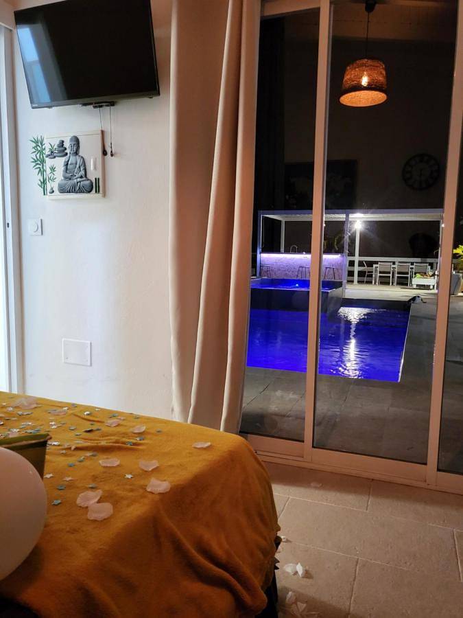 Casa de vacaciones para 2 personas, con vistas además de jardín y piscina - 1