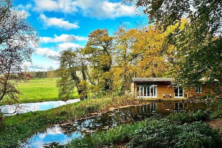 Chalet for 4 people, with Hot tub in New Forest