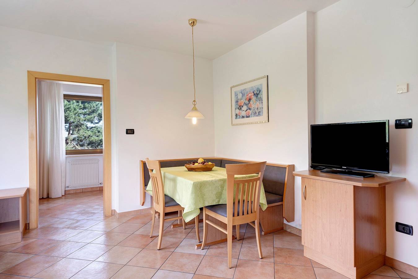 Appartamento intero, Appartamento vacanze "Weinsepphof 6" con vista montagna, piscina, Wi-Fi, giardino e balcone in Lana di Mezzo, Lana