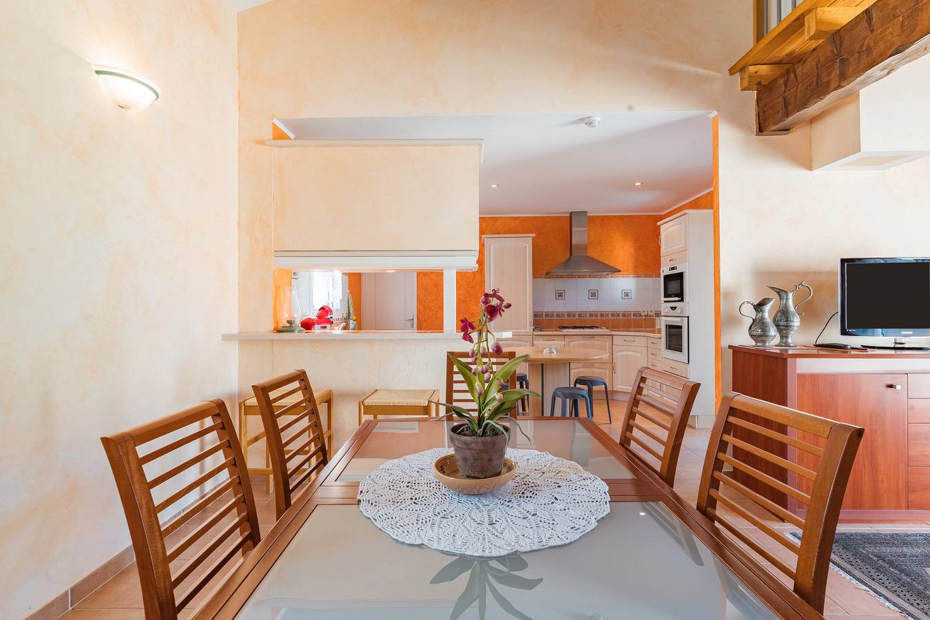 Villa 'Le Verger Du Midi' avec piscine partagée, terrasse privée et Wi-Fi in Cadenet, Parc naturel régional du Luberon