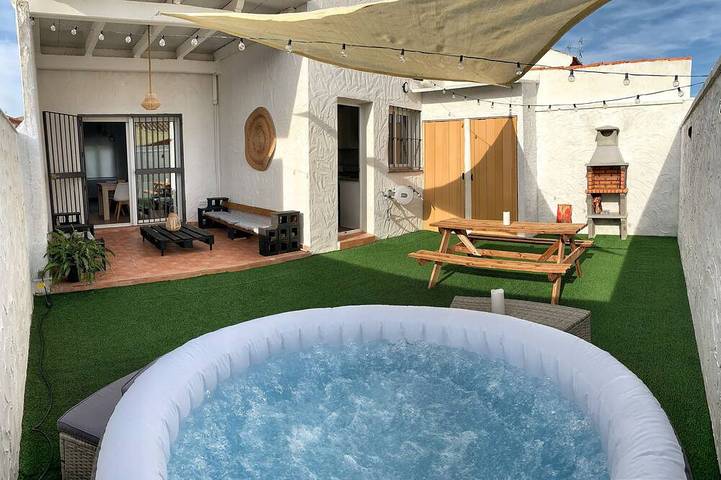 Maison de vacances pour 4 personnes, avec jacuzzi ainsi que jardin et piscine, animaux acceptés - 1