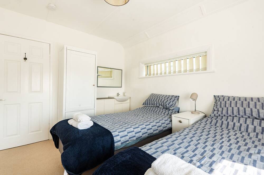 Entire apartment, Dolphins Leap, sea views overlooking Mawgan Porth in Mawgan Porth, Cornwall