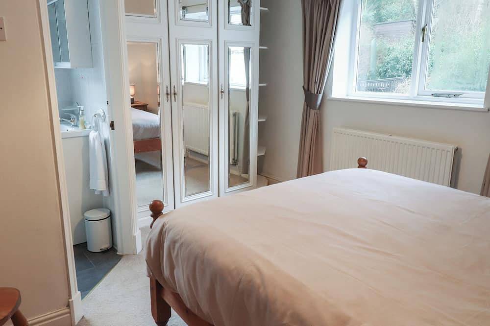 Ty Glyn, pet friendly, character holiday cottage in Beddgelert in Beddgelert, Snowdonia