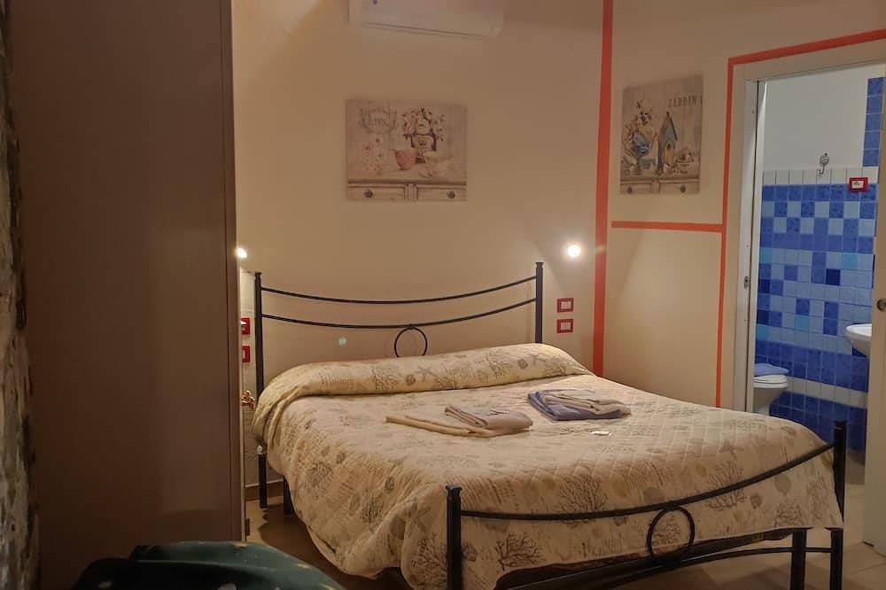 Appartamento intero, Hostal De Les Floristes! Piano 0- Four (2+1+1)\n- giardino -Patio- Tv in La Cunetta, Alghero