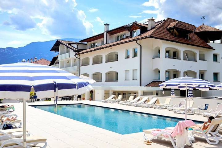 Hotel voor 2 personen, with Balkon and Terras as well as Tuin and Zwembad in Auer