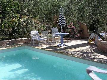 Gîte pour 2 personnes, avec piscine ainsi que terrasse et jardin dans Drôme provençale